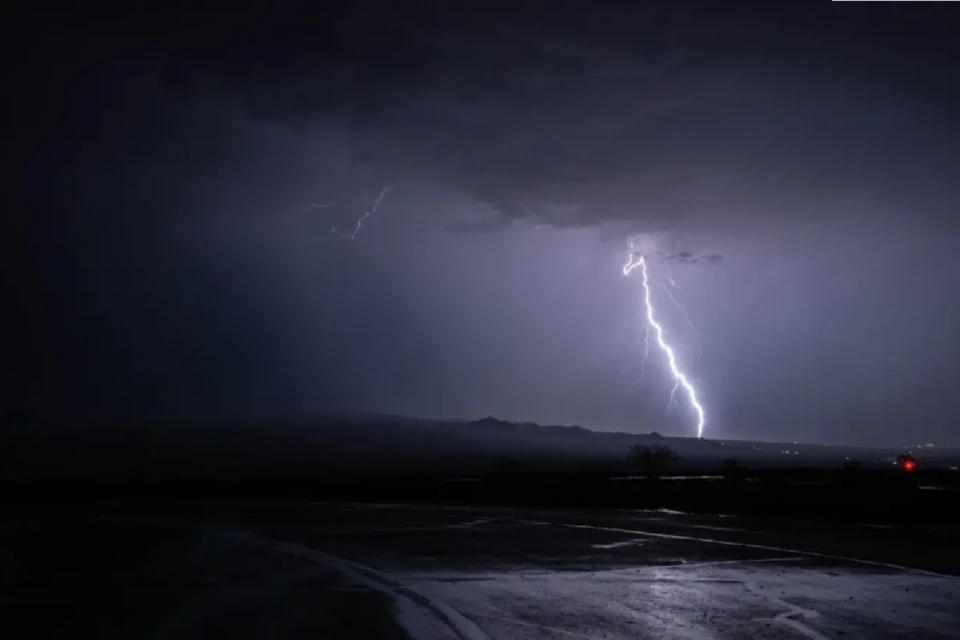 Imagem ilustrativa mostra queda de raio em meio a tempestade