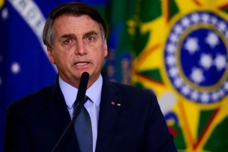 Vereador do PT quer suspender benefícios de Bolsonaro Pedro Rousseff (PT-MG) cita oito assessores e dois veículos oficiais