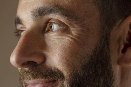 Tendência viralizou entre os homens; veja riscos 'Trend' nas redes sociais, raspar os cílios pode causar lesões nos olhos