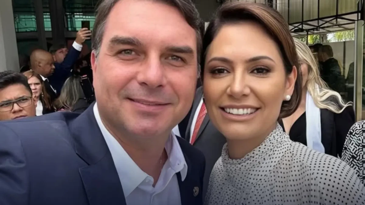 Flávio visita Bolsonaro e diz que pediu desculpas a Michelle após críticas Filhos de ex-presidente criticaram ex-primeira-dama Ciro Gomes