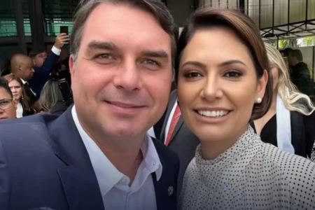 Flávio visita Bolsonaro e diz que pediu desculpas a Michelle após críticas Filhos de ex-presidente criticaram ex-primeira-dama Ciro Gomes