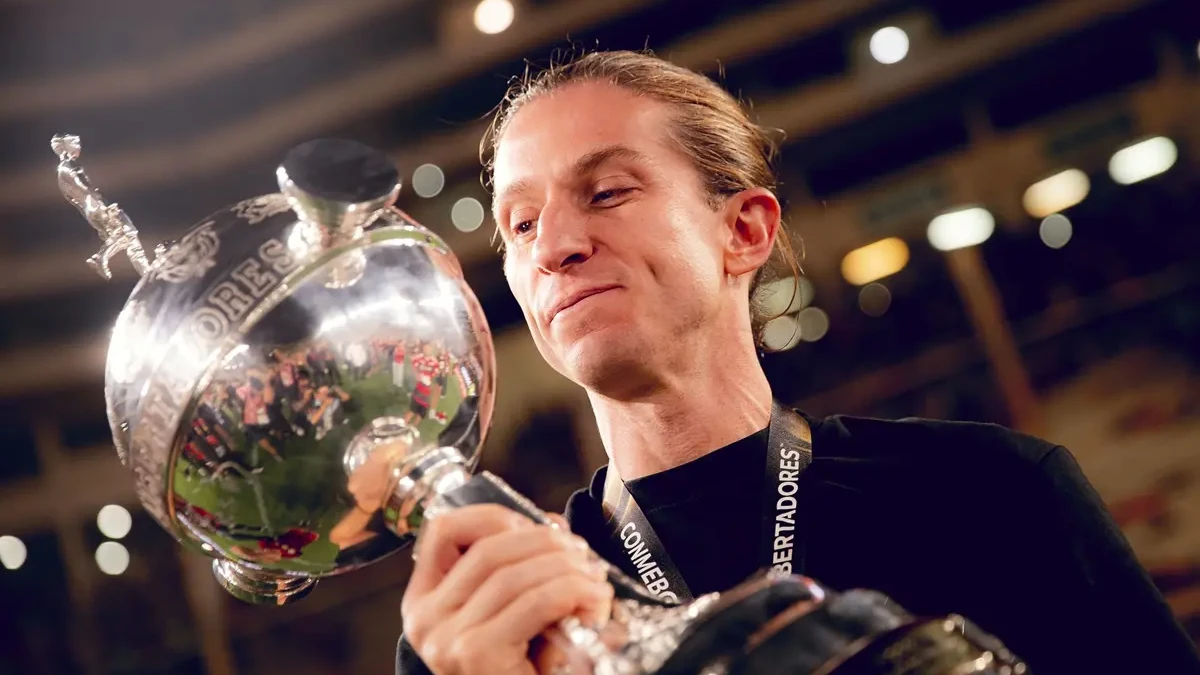Filipe Luís como troféu da Libertadores