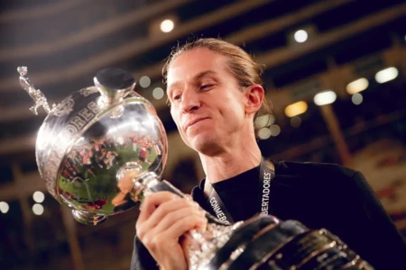 Filipe Luís como troféu da Libertadores