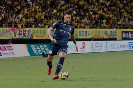 Derek em passagem pelo futebol japonês