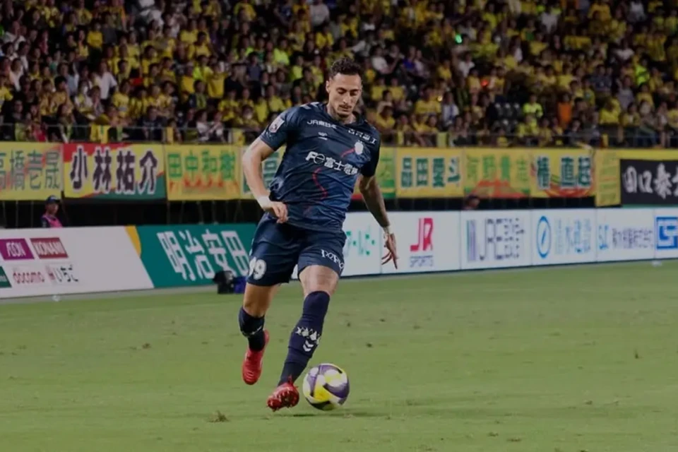 Derek em passagem pelo futebol japonês