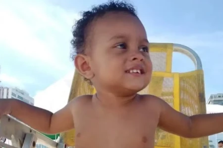 Padrasto é preso após espancar enteado de dois anos até a morte por 'sujar a fralda' Henry Gabriel chegou à UPA com múltiplos hematomas