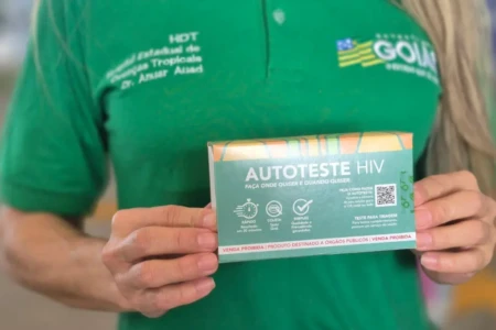 Imagem de uma pessoa segurando o auto testes de HIV