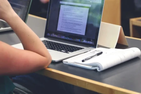 Imagem de uma pessoa estudando