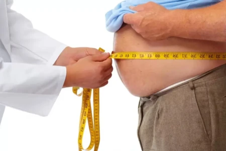 Barriga de chopp cerveja causa danos cardíacos em homens; veja se a sua já traz riscos É possível fazer teste em casa com uma fita métrica