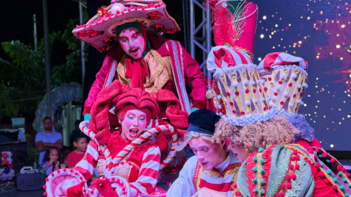 Natal Encantado de São Miguel do Araguaia começa com luzes, apresentações e neve artificial na praça da cidade