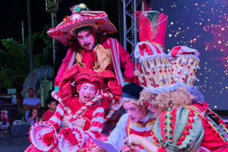 Natal Encantado de São Miguel do Araguaia começa com luzes, apresentações e neve artificial na praça da cidade