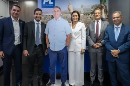 Michelle posta foto com Bolsonaro de papelão, Flávio, Valdemar e André Fernandes após crise no PL Aliados protagonizaram uma briga pública