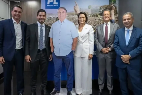 Michelle posta foto com Bolsonaro de papelão, Flávio, Valdemar e André Fernandes após crise no PL Aliados protagonizaram uma briga pública
