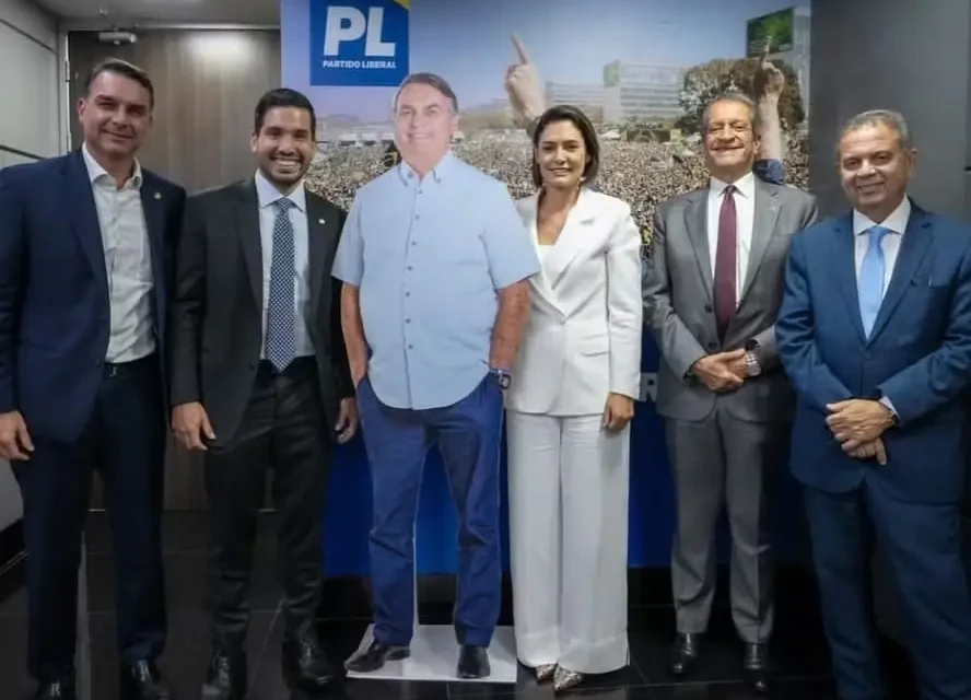 Michelle posta foto com Bolsonaro de papelão, Flávio, Valdemar e André Fernandes após crise no PL Aliados protagonizaram uma briga pública