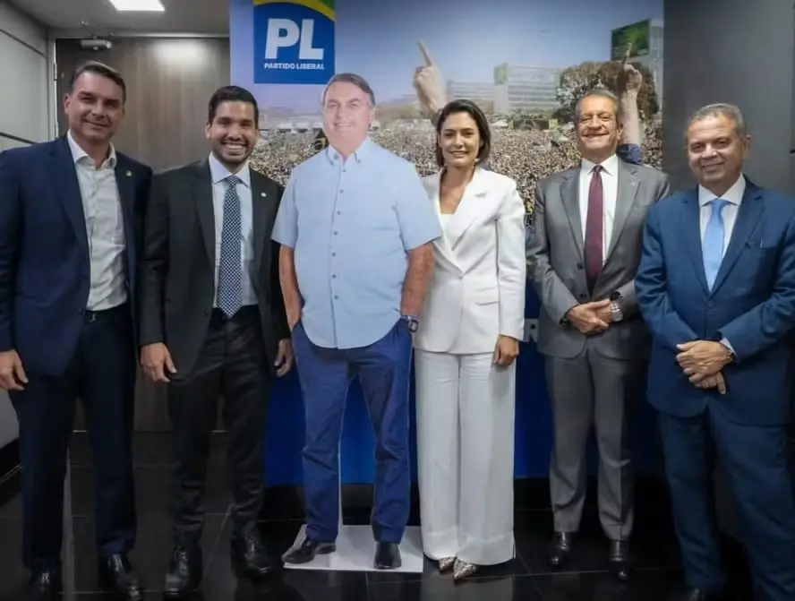 Michelle posta foto com Bolsonaro de papelão, Flávio, Valdemar e André Fernandes após crise no PL Aliados protagonizaram uma briga pública