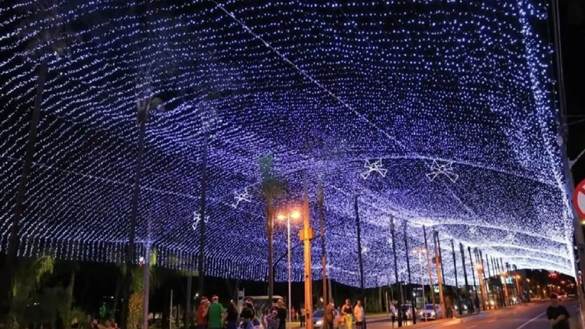 Imagem mostra túnel de luz instalado na Praça Tamandaré da capital