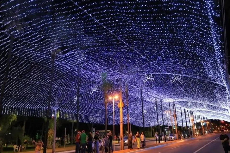 Imagem mostra túnel de luz instalado na Praça Tamandaré da capital