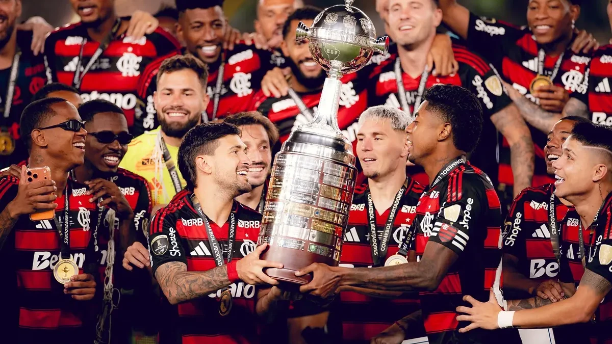 Time do Flamengo com troféu da Libertadores
