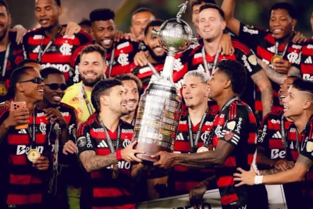 Time do Flamengo com troféu da Libertadores