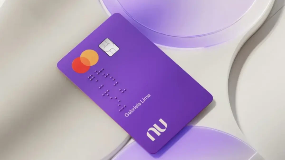 Imagem de um cartão do nubank