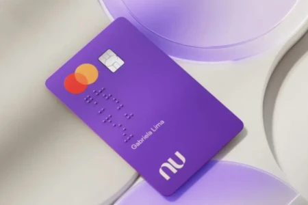 Imagem de um cartão do nubank