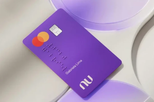 Imagem de um cartão do nubank