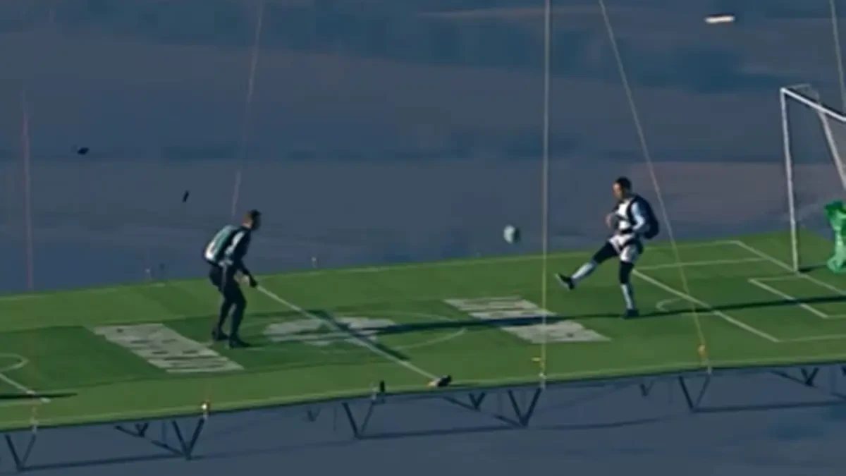 Russo joga futebol em plataforma suspensa
