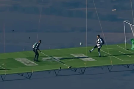 Russo joga futebol em plataforma suspensa