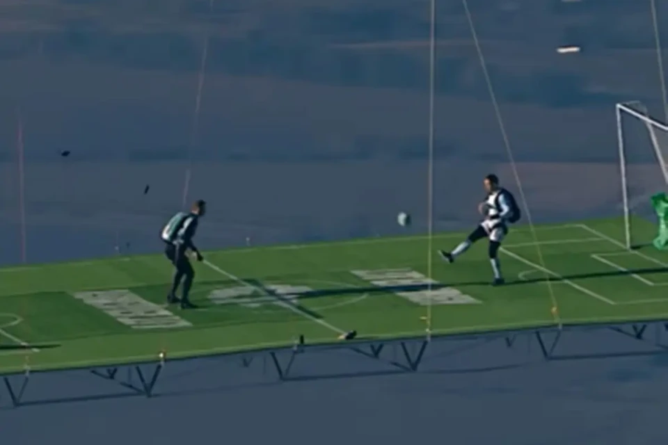 Russo joga futebol em plataforma suspensa