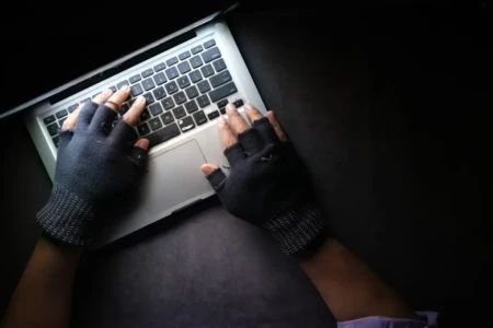 Imagem de uma pessoa mexendo no notebook