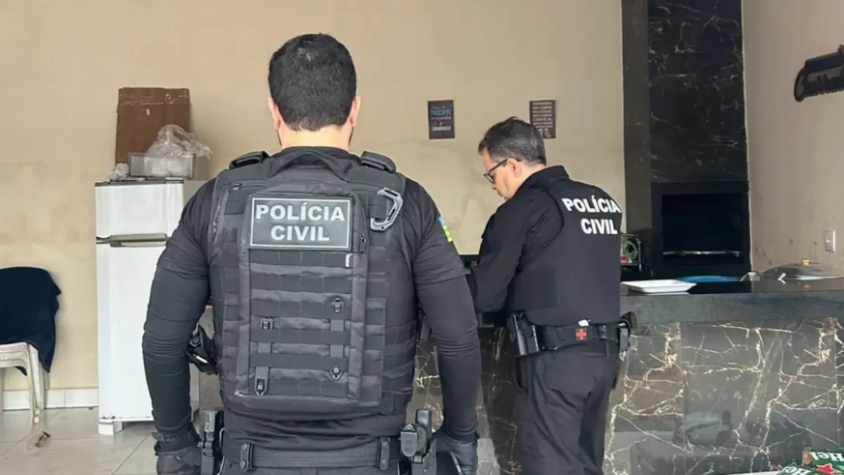 Imagem dos agentes fardados de costas