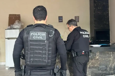 Imagem dos agentes fardados de costas