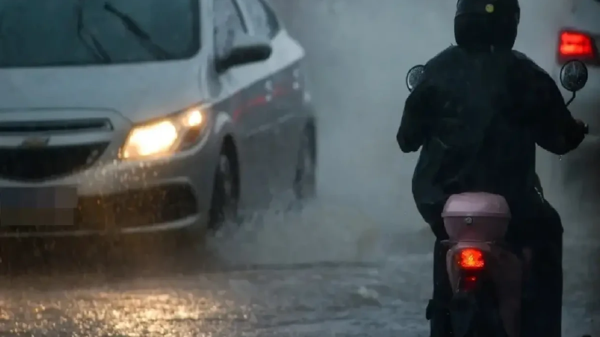 Imagem mostra veículos transitando em meio à chuva forte
