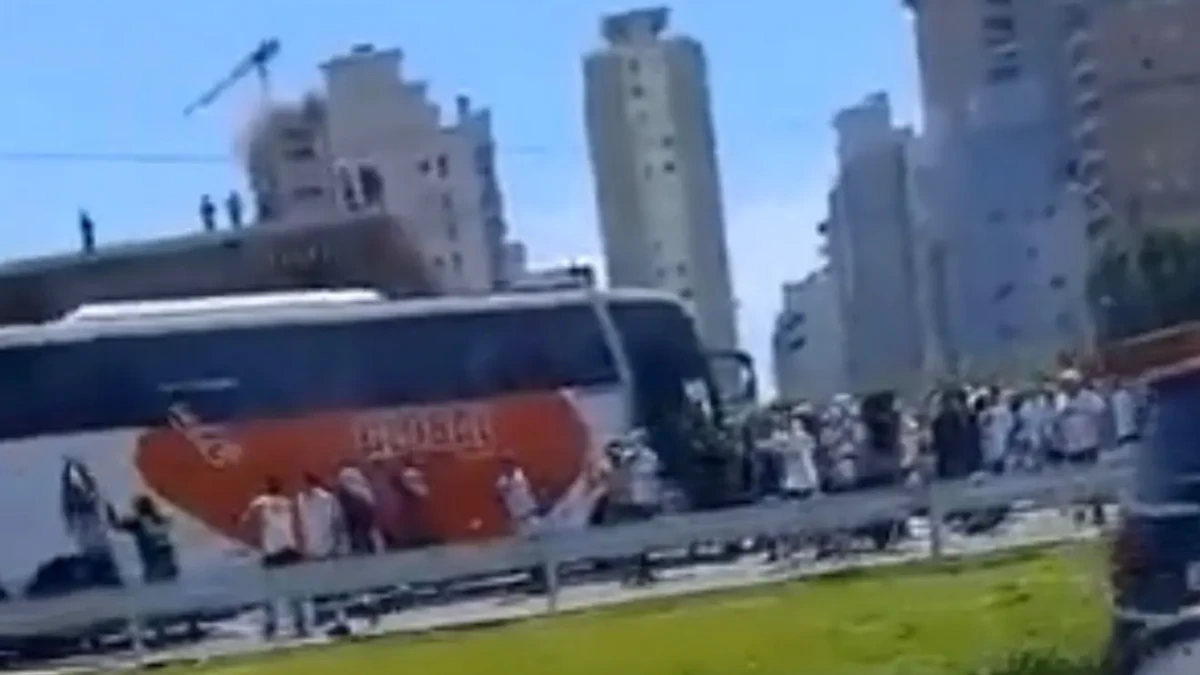 Torcedores do Santos atacam onibus da torcida do Internacional