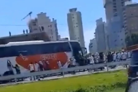 Torcedores do Santos atacam onibus da torcida do Internacional
