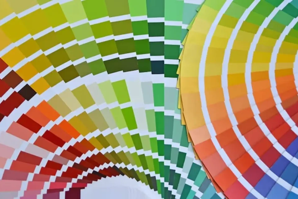 Pantone escolhe a cor do ano para 2026; veja a tonalidade Cloud Dancer Cor é descrita como um "neutro elevado, arejado e silencioso"