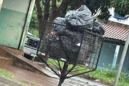 Moradores de Trindade estão há mais de três dias sem coleta de lixo
