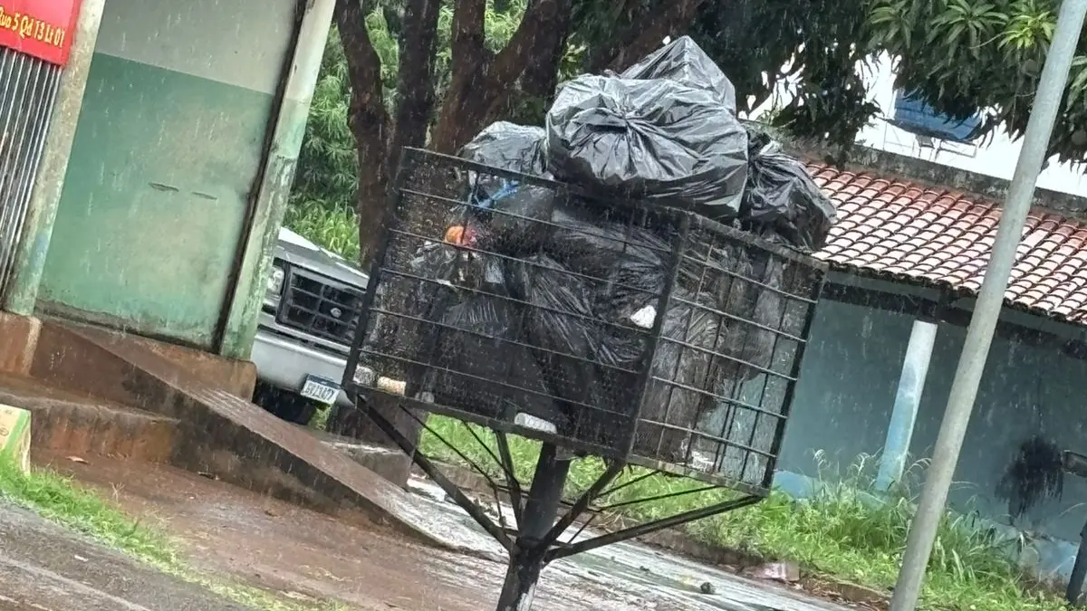 Moradores de Trindade estão há mais de três dias sem coleta de lixo