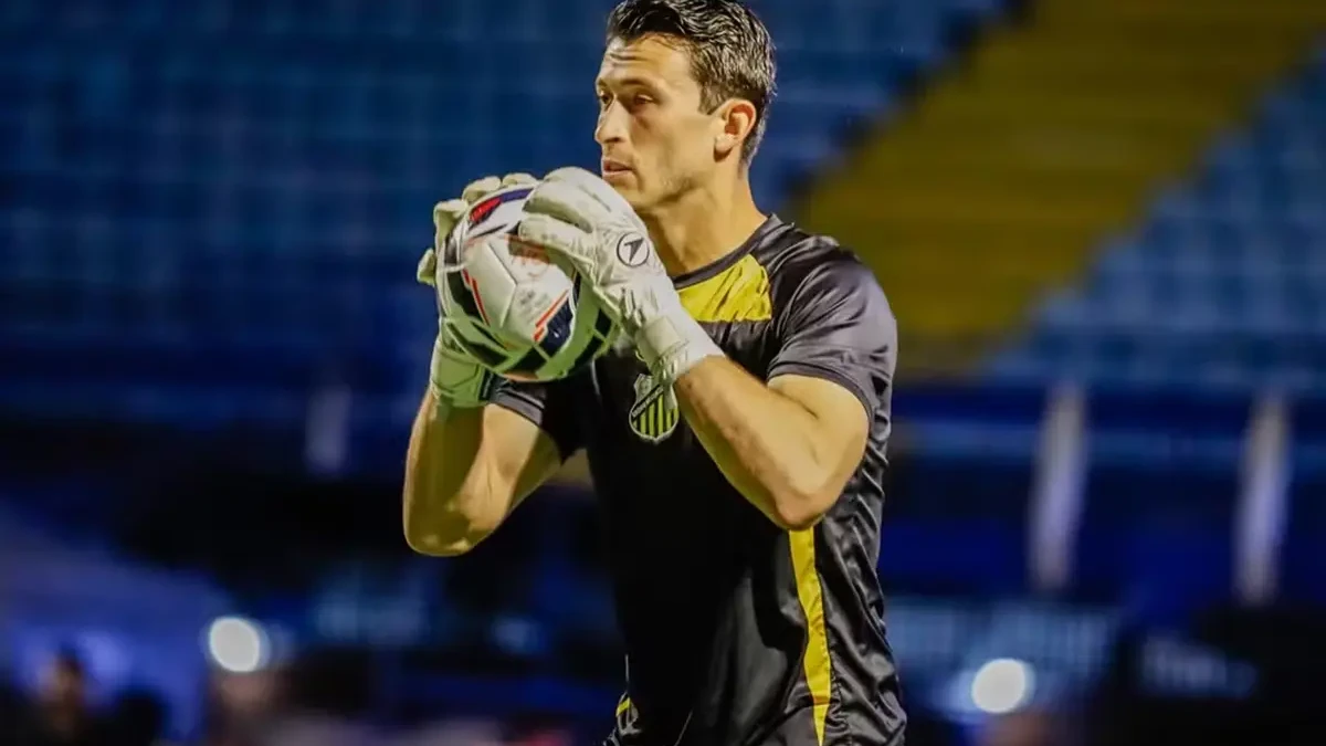 Goleiro Airton em partida pelo Novorizontino