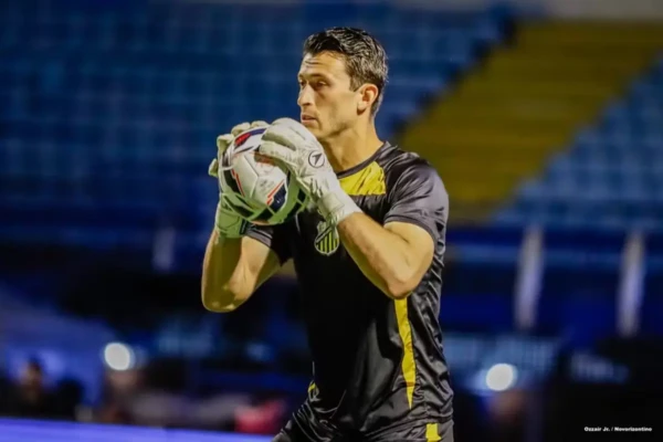 Goleiro Airton em partida pelo Novorizontino