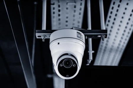 Empresa de cosméticos em Anápolis é condenada por instalar câmera no vestiário feminino