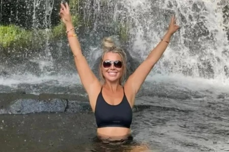 Mulher morre após misturar grande quantidade de analgésicos e vinho Britânica misturou remédios com uma taça de vinho