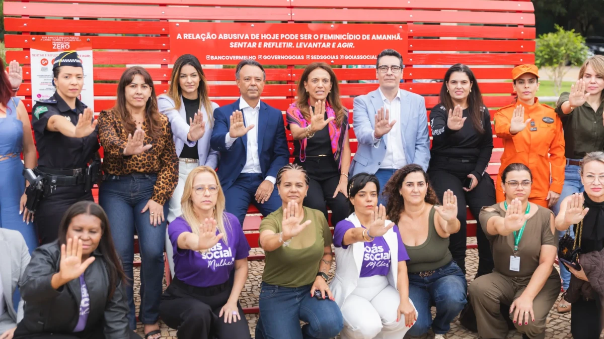Gracinha inaugura banco vermelho, símbolo do combate à violência contra mulheres (Foto: Divulgação)