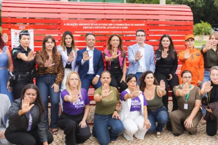 Gracinha inaugura banco vermelho, símbolo do combate à violência contra mulheres (Foto: Divulgação)