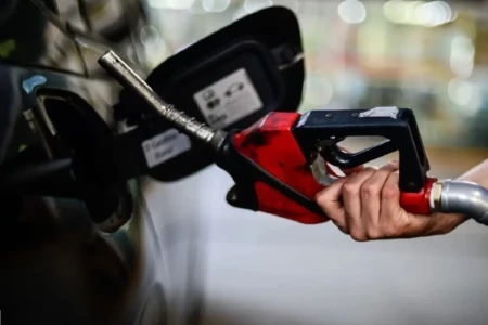 Imagem mostra frentista abastecendo veículo