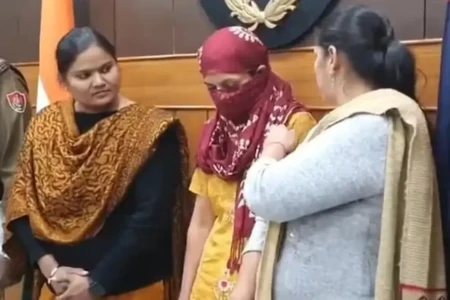 Mulher é acusada de afogar a sobrinha de 6 anos porque a criança "era mais bonita que ela" Menina foi morta numa banheira na Índia