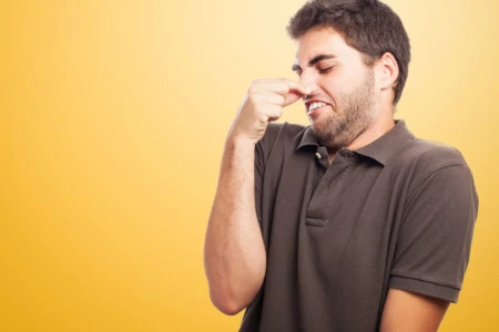 Cheiro forte de pum pode evitar avanço do Alzheimer Substância presente nos puns mais fedidos pode ajudar a proteger células cerebrais