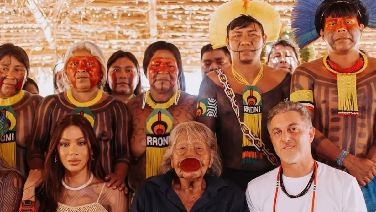 Luciano Huck proíbe celular e roupa indígenas: 'Limpa a cultura de vocês aí' "Quando aparece vocês de celular, mexe na cultura vídeo