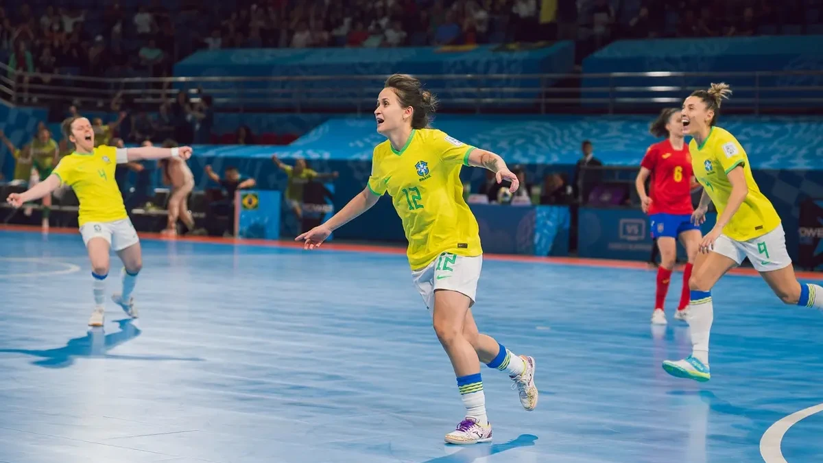 Amandinha comemora gol do Brasil no Mundial de Futsal