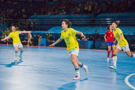 Amandinha comemora gol do Brasil no Mundial de Futsal